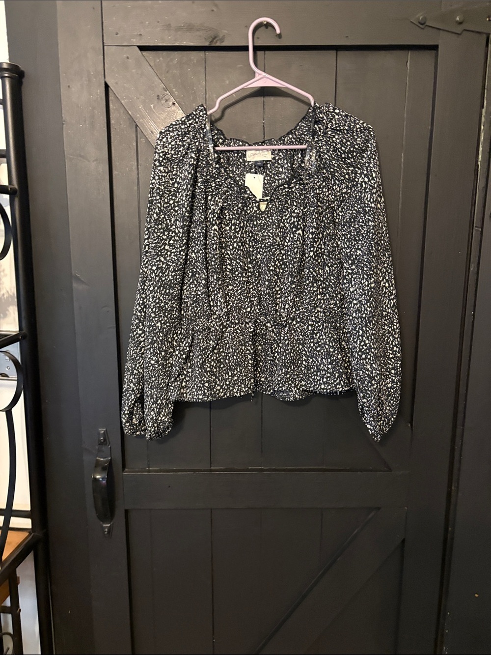 Universal Thread Black and White Floral-Style Peasant Top